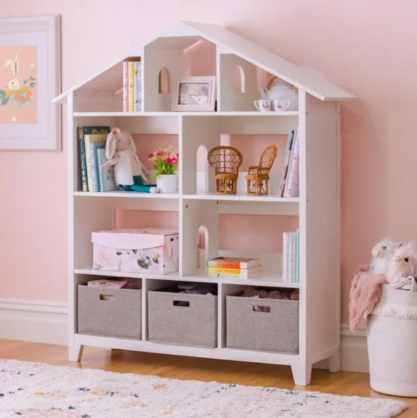 Meja berbentuk rumah boneka dengan aksen pintu dan jendela